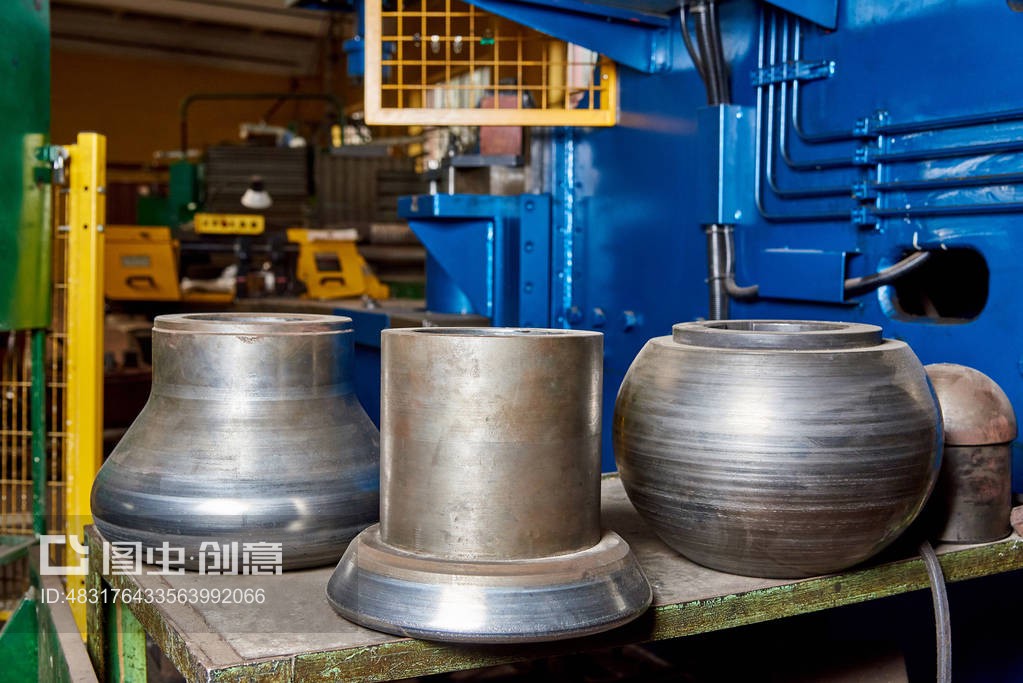 金属制品在工厂的特写。Metal products in the factory close-up.