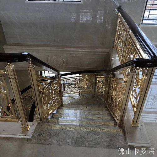 镀金铜楼梯 弧形梯装了太显眼的存在